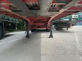 un gros camion rouge garé sous un pont