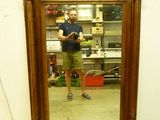 un homme se prenant en photo dans un miroir