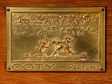 the plaque is on the door of the building that houses the city of parewins