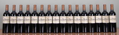 des bouteilles de vin rouge alignées sur une étagère dans une pièce
