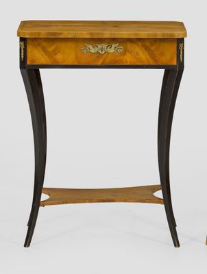 une paire de petites tables avec un tiroir de chaque côté