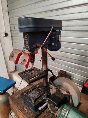 une machine posée sur une table en bois