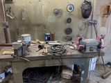 une image d'un établi dans un garage avec des outils