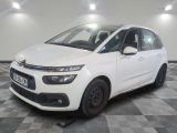 la citrole blanche est garee sur un carrelage en damier