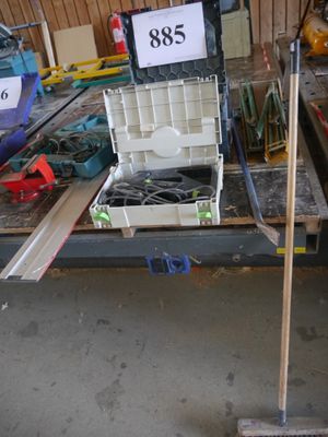 de nombreux outils sur un établi dans un garage