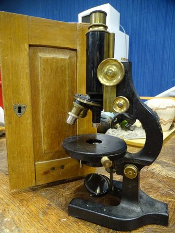 Microscope ancien dans son coffret
