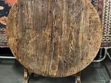 une table en bois sur laquelle est posée une assiette en bois
