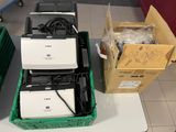 de nombreuses boîtes contenant du matériel électronique posées sur une table