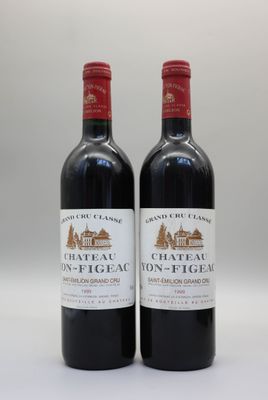deux bouteilles de vin rouge posées l'une à côté de l'autre sur une table