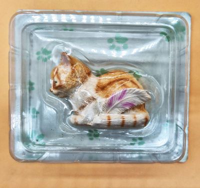 CHATS / Ensemble de 5 figurines de chats mis en scène, résin…