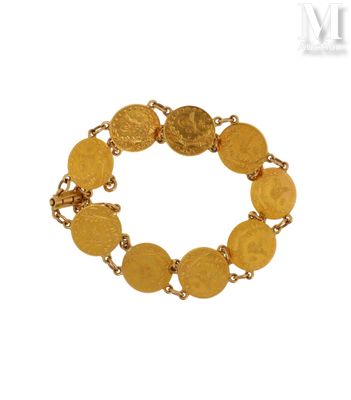 gros plan d'un bracelet en or sur fond blanc