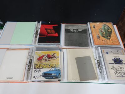 un grand nombre de livres posés sur une table