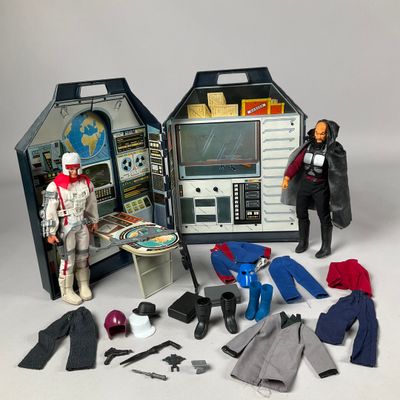 deux figurines qui se tiennent l'une à côté de l'autre