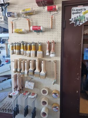 une photo d'un panneau perforé sur lequel sont accrochés divers outils