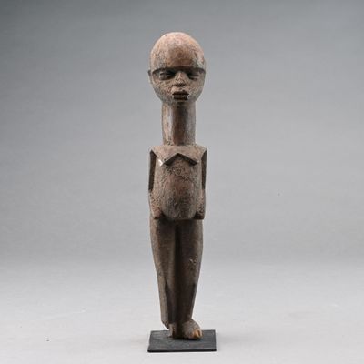 l'image d'une statue d'un homme avec un chapeau sur la tête