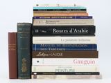 plusieurs livres sont empilés sur une surface blanche