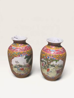 paire de vases chinois ornés de scènes peintes sur fond blanc