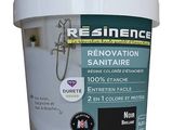 un gros plan sur un seau de peinture sur fond blanc