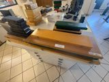 Il y a beaucoup d'essences de bois différentes dans cette pièce.