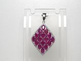 un gros plan d'un pendentif serti d'une pierre rose