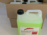 une bouteille de liquide posée dans une boîte en carton