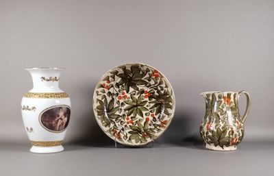 trois vases et un bol posés sur une table