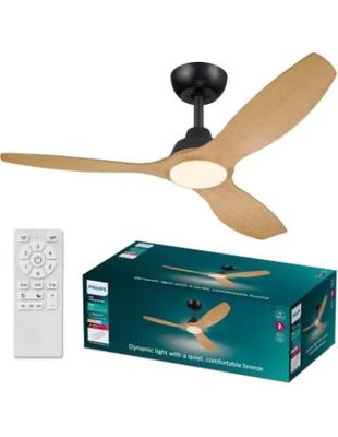 une photo d'un ventilateur de plafond muni d'une télécommande, devant une boîte