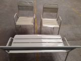 deux chaises et une table dans un parking