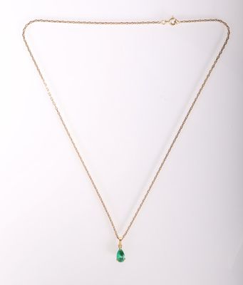 un collier à chaîne en or avec un pendentif en pierre verte