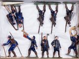 six figurines représentant des hommes en uniforme bleu, dans une boîte