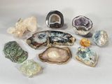 de nombreux types de roches et de pierres sur la table