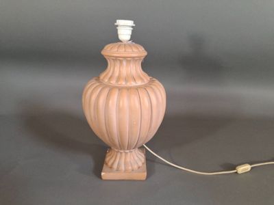 une lampe posée sur une table, avec un cordon d'alimentation
