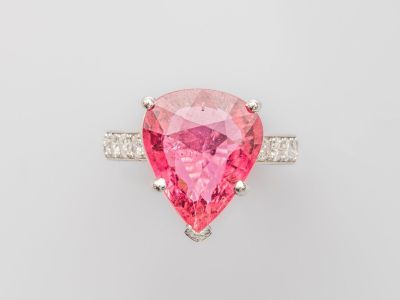 une bague en tourmaline rose et diamant