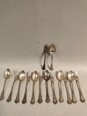 beaucoup de cuillères en argent et de cuillères à soupe sur la table