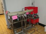 une photo d'une chambre d'hôpital avec une table et des chaises