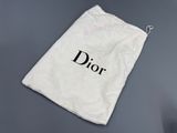 un gros plan sur un sac blanc portant l'inscription « Dior »