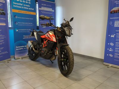 une moto garée dans un showroom