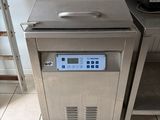 une machine posée sur le comptoir d'une cuisine
