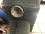 un scooter posé par terre