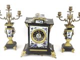 trois types d'horloges exposées sur la table