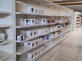 de nombreux rayons dans le magasin, sur lesquels sont disposés différents articles