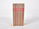 trois livres superposés sur une surface blanche