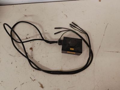 une photo d'une souris d'ordinateur et de câbles posés par terre