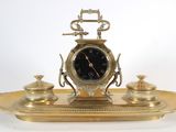 un plateau en or orné d'une horloge