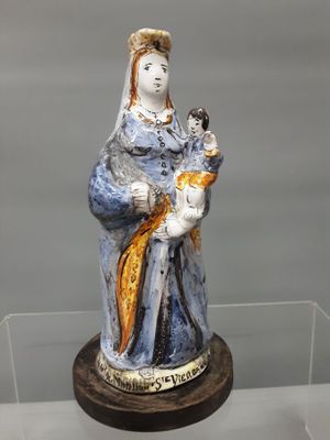 Nevers. Vierge à l'Enfant. Sujet en céramique.