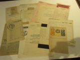 beaucoup de vieux papiers sur une table