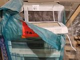 un micro-ondes posé sur une pile de cartons