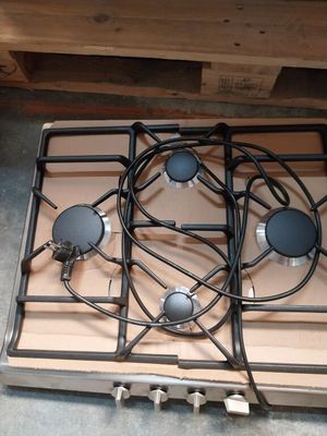 une plaque de cuisson en métal sur laquelle sont posés plusieurs fils électriques