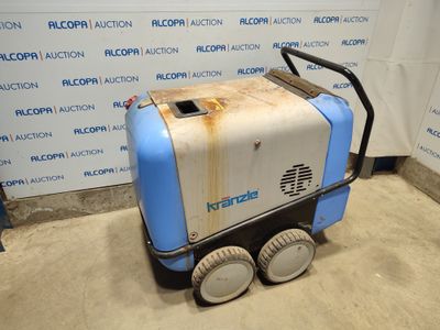 une machine bleue et blanche qui se trouve dans une pièce