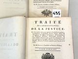 trois livres ouverts posés les uns sur les autres sur une table